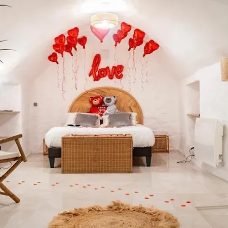 Le Temple D'aphrodite, Avec Appartement *